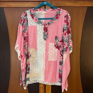 POL Floral Patchwork-White Lace-Pink Ribbed Fabric Short Sleeve Henley Top